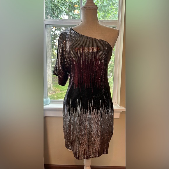 Bisou Bisou Dresses & Skirts - Bisou Bisou One-Shoulder Sequin Dress Size 4 Excellent Condition🤩🤩